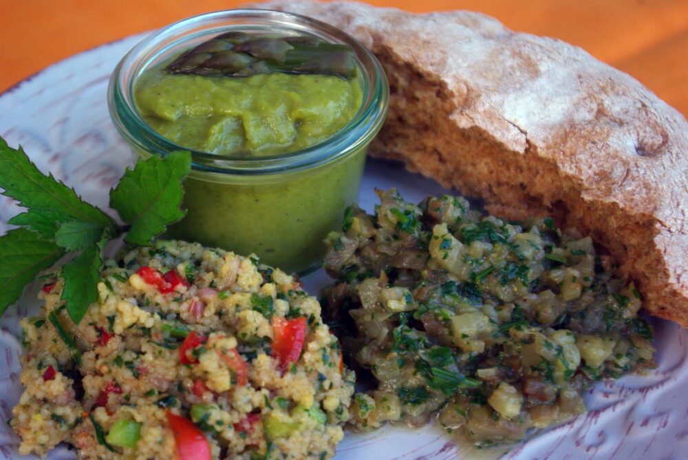 Auberginen-Tartar. Neben anderen Antipasti die fein gewürfelte Aubergine mit Petersilie.