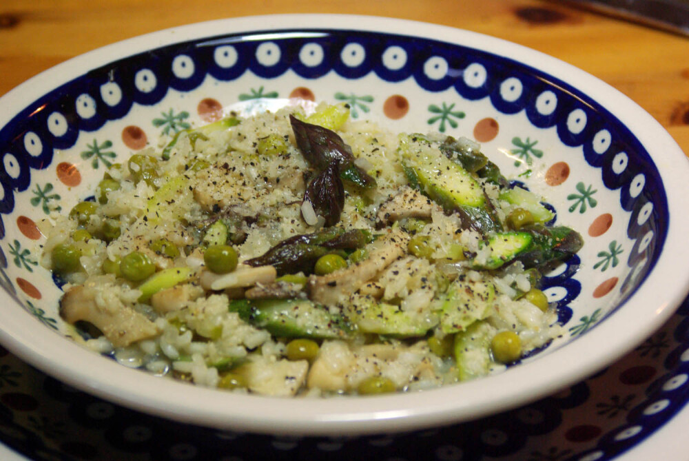 Spargelrisotto - auf einem Teller mit Bunzlauer Dekor ist das Spargelrisotto angerichtet. Schräg geschnittene Spargelstücke, Parmesan.