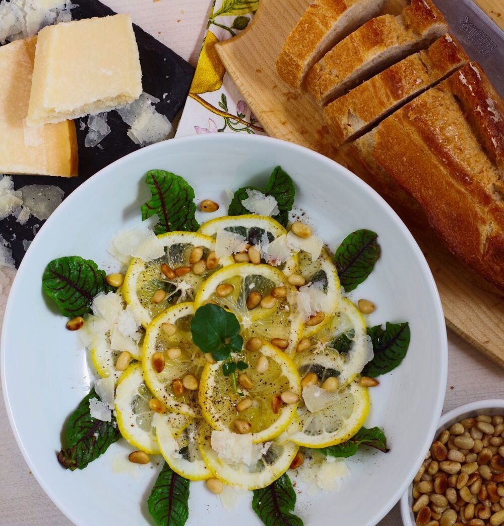 Zitronencarpaccio mit Pinienkernen oder Kräutermelange