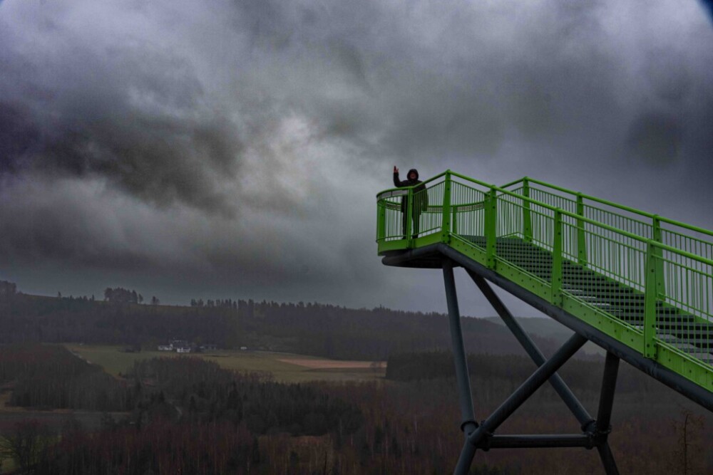 Skywalk Pottiga und Grüne-Band-Brücke. Ein grüner Metallsteg ragt einige Meter über den Abgrund hinaus.