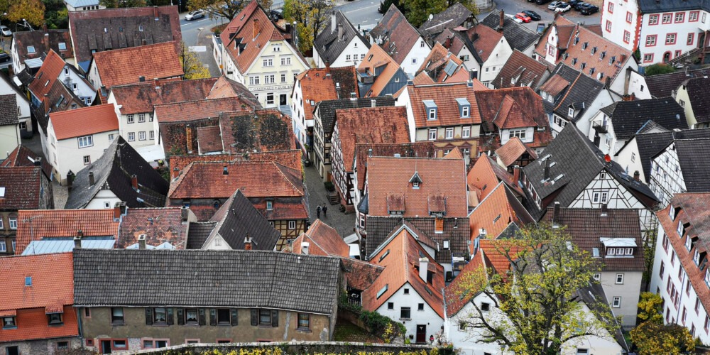 Klingenberg am Main. Das Städtchen von oben mit Blick in die Altstadt über die roten Ziegeldächer.