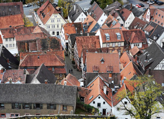 Klingenberg am Main. Das Städtchen von oben mit Blick in die Altstadt über die roten Ziegeldächer.