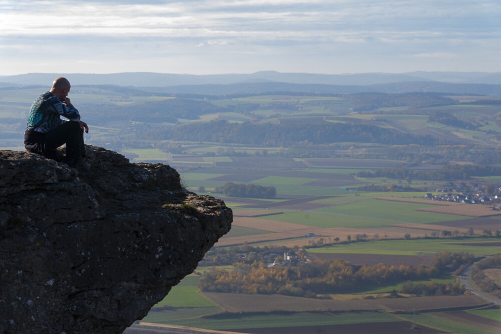 Staffelberg – Aussicht und Weite pur. Ein Felsvorsprung auf dem Staffelberg, von dem man bis nach Bad Staffelstein sieht.