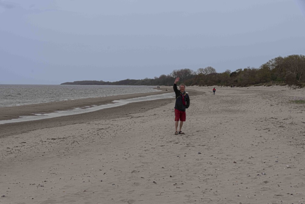 Endstation Grünes Band Ostsee Priwall. Thomas winkt am Ostseestrand, genau ehemalige Grenze DDR BRD.