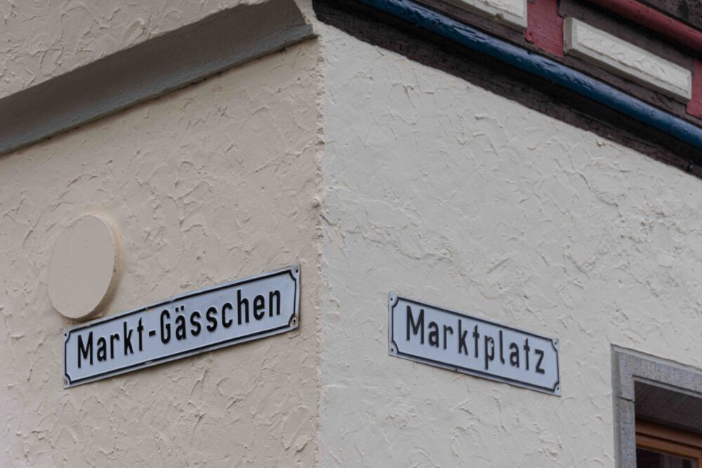 Mellrichstadt Hausecke mit Straßenschildern, Markt-Gässchen und Marktplatz.