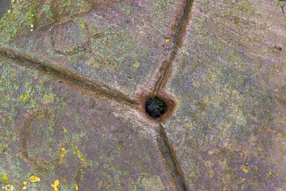 Dreiländereck Rhön und Noahs Segel. Ein Grenzstein symbolisiert mit drei aufeinander treffenden Linien das Dreiländereck.