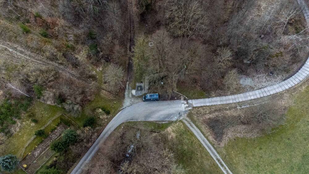 Volkerode und die Stasiröhre. Luftaufnahme mit Blick auf Quelle Am Königsborn mit Wegekreuzung.