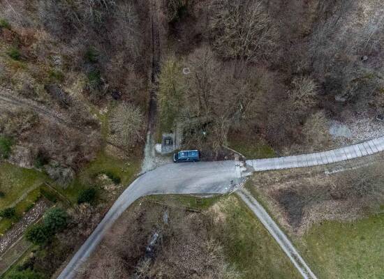 Volkerode und die Stasiröhre. Luftaufnahme mit Blick auf Quelle Am Königsborn mit Wegekreuzung.